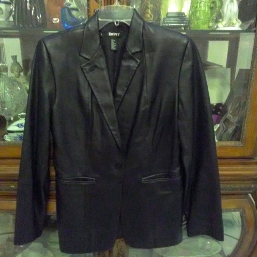 VINTAGE DKNY BLACK LEATHER JACKET PERFECT COND. SIZE 6 W/ LINING